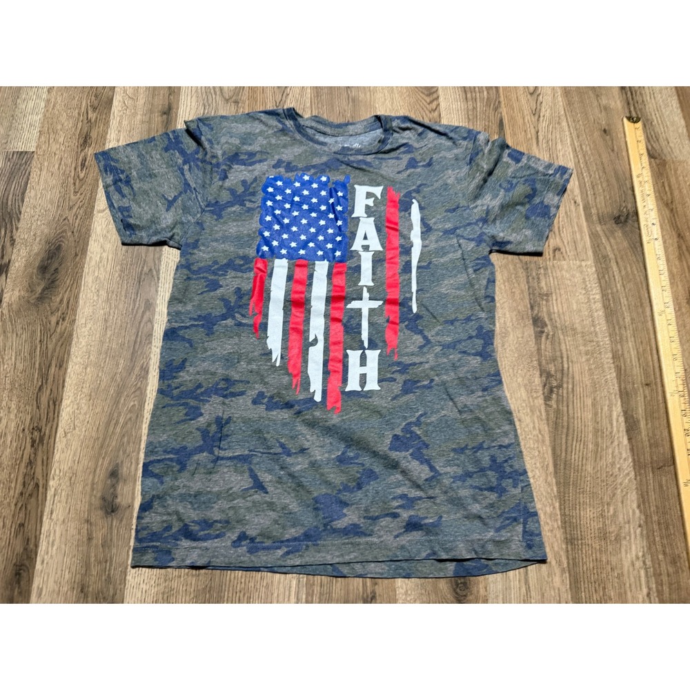 Love in Faith T-Shirt Mens S Green Camo Patriotic Christian USA Flag Excellent